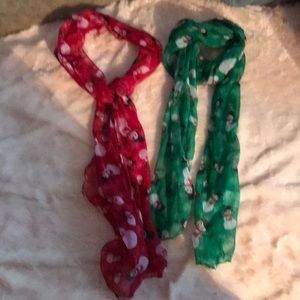 2 pair of Christmas 🎄 scarfs ☃️⛄️❄️💨